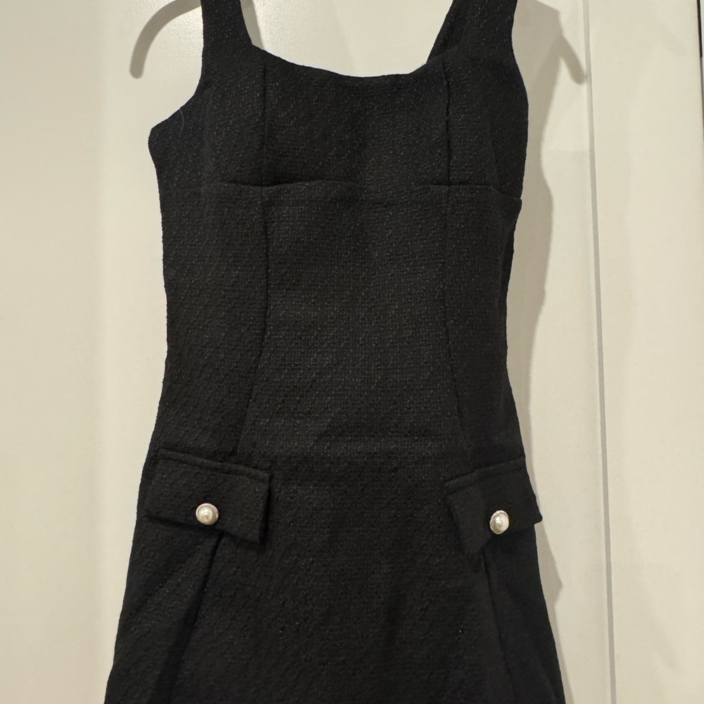 Elegant Black Sleeveless Dress - Picture 2 of 4
